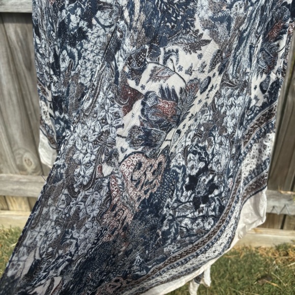 💝7 for $21 / Blue and Cream Floral Cover Up with Flare Sleeves - Picture 4 of 16